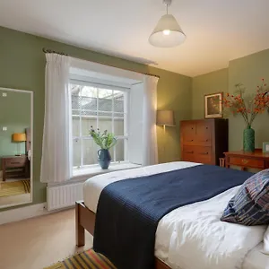 Spectacular 2 Bedroom With Sunny Garden & Terrace Bed & Breakfast